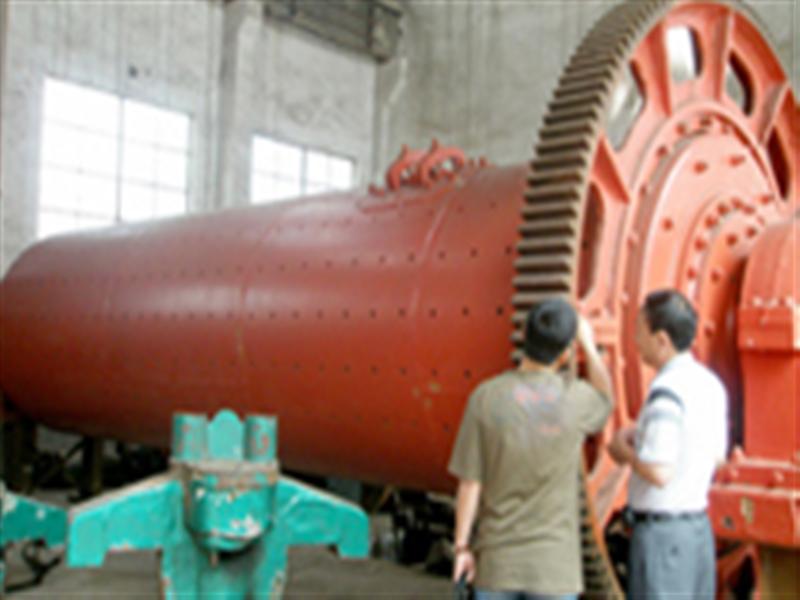 球磨機(jī)生產(chǎn)現(xiàn)場 球磨機(jī)生產(chǎn)現(xiàn)場